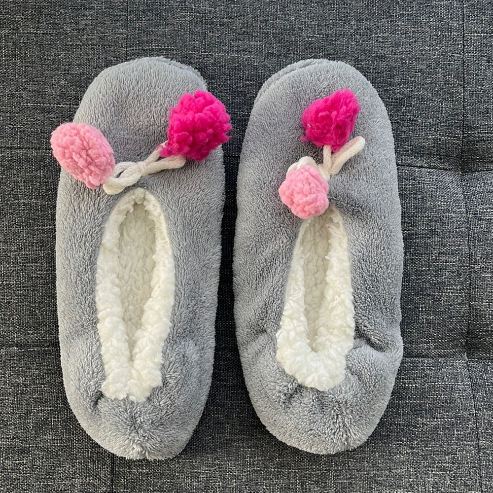 Gray Slippers with Pink Puffballs sz 6